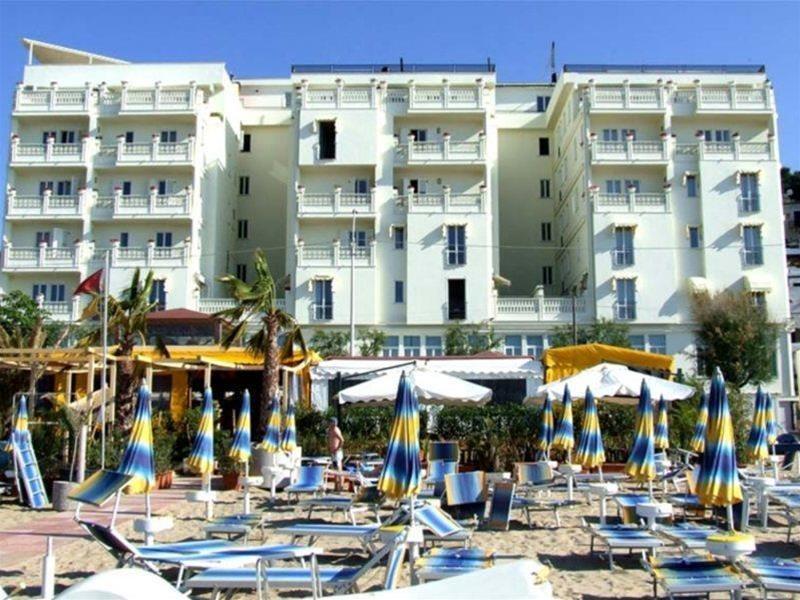 Hotel Marechiaro - Direttamente Sul Mare San Menaio Exteriér fotografie